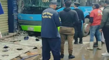 غيبوبة سكر.. أتوبيس العامرية يقتحم محلات تجارية بالإسكندرية